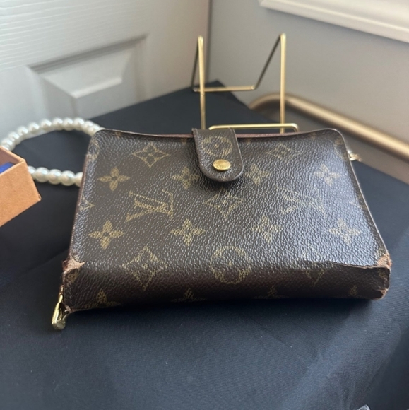 Louis Vuitton Monogram Zippy Crossbody Clutch Brown Leather Pearl & Gold Chain🎉 - Picture 4 of 11